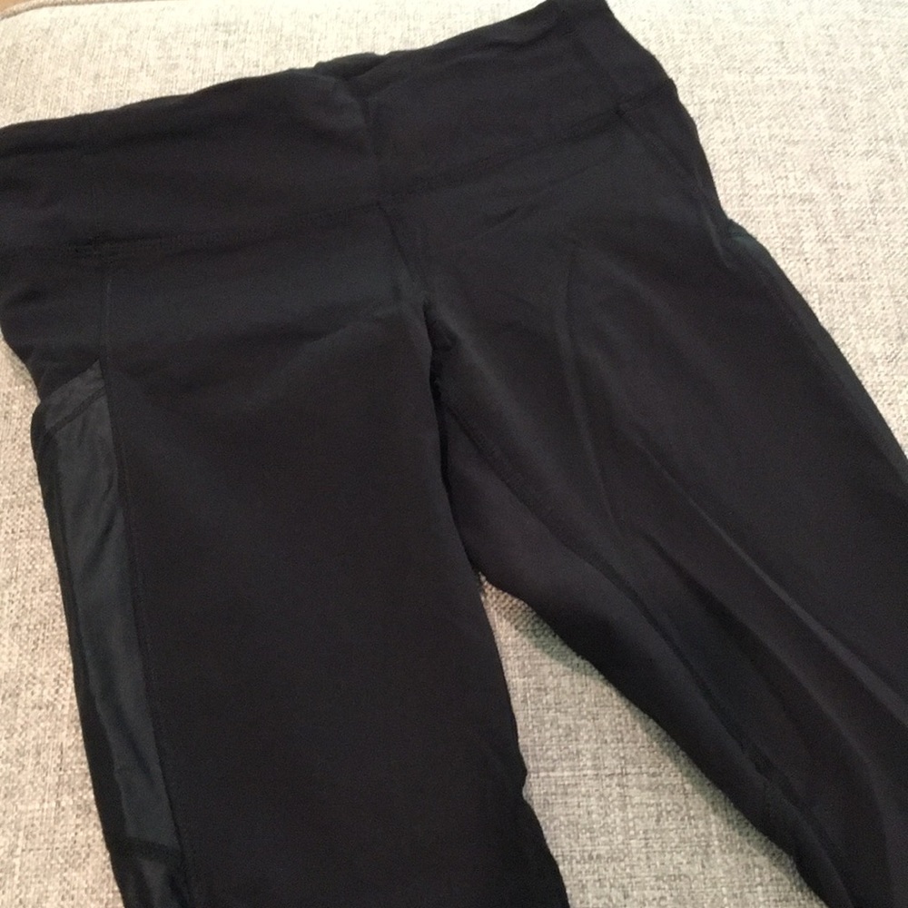Lululemon black crop pants w faux leather look sz4